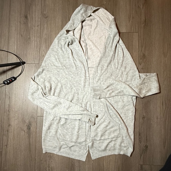 Lululemon Athletica Reversible Light Gray Wrap Sweater - M - Picture 8 of 10